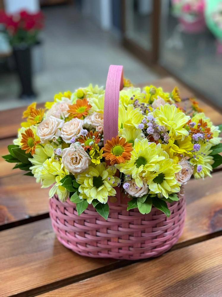Цветочная композиция из Хризантемы и Розы в корзине в Анискино