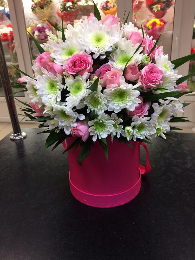 Цветочная композиция из Розы и Хризантемы в шляпной коробке в Анискино