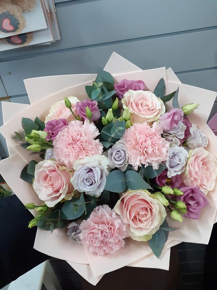 Букет цветов из: Розы, Гвоздики и Лизиантусы в Анискино